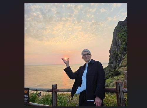 마쓰시게 유타카 씨가 성산일출봉에서 제주도의 매력을 소개하고 있다. 제주도