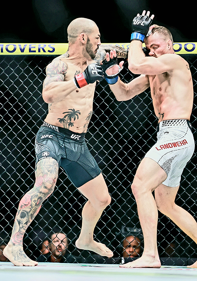 명예의 전당 헌액자 커브 스완슨이 2026년 4월 미국 플로리다주 마이애미 카세야 센터 UFC 327에서 네이트 랜드웨어를 때리고 있다. UFC 페더급 8번째 KO승을 거둔 후 은퇴를 선언했다. 사진=Getty Images=연합뉴스 제공
