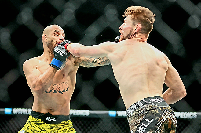 제앙 시우바가 2025년 4월 미국 플로리다주 마이애미 카세야 센터 UFC 314에서 브라이스 미첼보다 먼저 때리고 있다. 이날 UFC 5번째 다운을 뺏었다. 대결 시점 미첼은 UFC 페더급 공식랭킹 13위였다. 시우바는 6위까지 올라간다. 사진=TKO