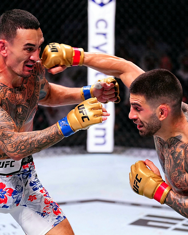 제6대 UFC 페더급 챔피언 일리아 토푸리아가 2024년 10월 아랍에미리트 아부다비 에티하드 아레나에서 타이틀 도전자 맥스 홀로웨이를 공격하고 있다. 이날 UFC 통산 6번째 다운을 뺏었다. 홀로웨이는 제4대 UFC 페더급 챔피언을 지냈다. 사진=TKO