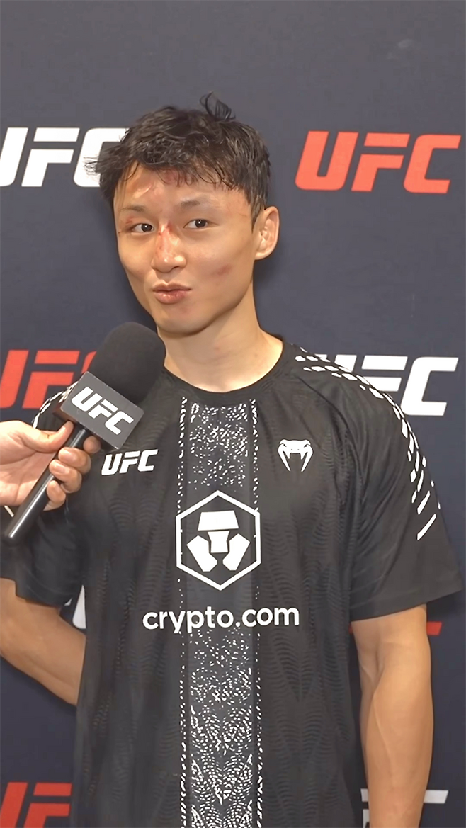 명예의 전당 헌액자 ‘코리안 슈퍼보이’ 최두호가 2026년 5월 미국 네바다주 엔터프라이즈 메타 에이펙스에서 UFC 6승 달성 후 백스테이 인터뷰를 하고 있다. 사진=TKO