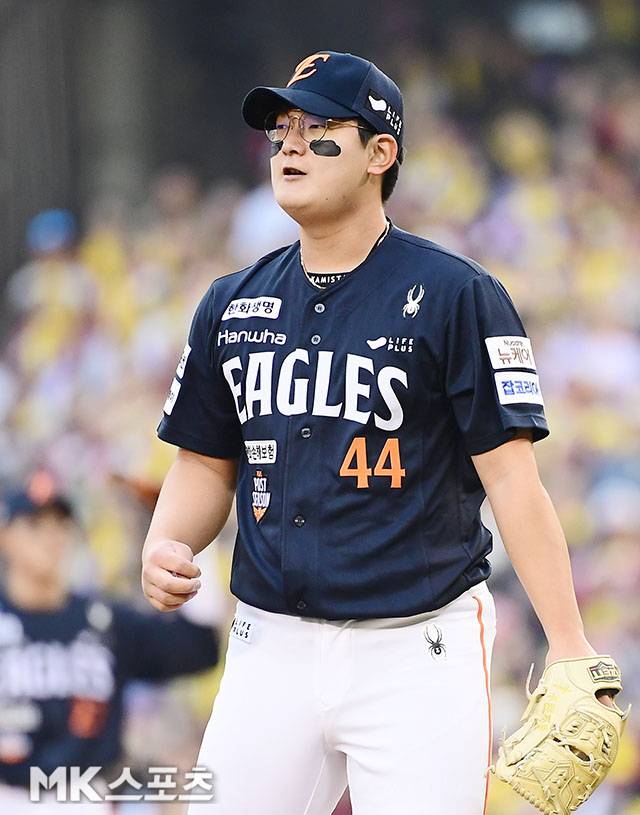 2025년 10월 26일 오후 잠실구장에서 ‘2025 신한 SOL Bank KBO 포스트시즌’ 한화 이글스와 LG 트윈스의 한국시리즈(7전 4선승제) 1차전이 열렸다. 8회말 2사에서 한화 김서현이 LG 오스틴을 삼진처리한 후 기뻐하고 있다. 사진=김영구 기자