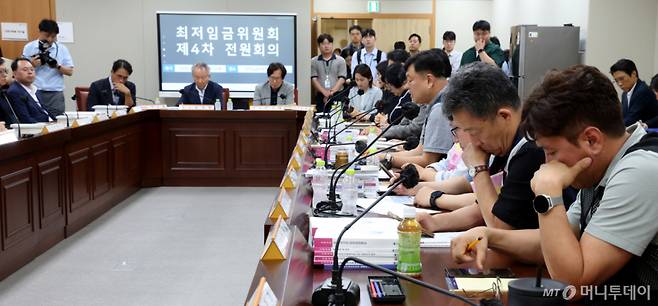(세종=뉴스1) 김기남 기자 = 9일 세종시 정부세종청사 최저임금위원회에서 열린 2027년도 최저임금위원회 4차 전원회의에 근로자위원들이 플랫폼 특수고용 노동자 적정임금 논의 등을 시작하고 있다. 2026.6.9/뉴스1 Copyright (C) 뉴스1. All rights reserved. 무단 전재 및 재배포, AI학습 이용 금지. /사진=(세종=뉴스1) 김기남 기자