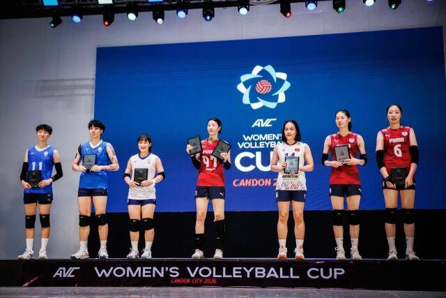 2026 아시아배구연맹(AVC)컵 베스트7으로 선정된 선수들이 14일 필리핀 캔돈시티 아레나에서 기념 촬영을 하고 있다./AVC 제공