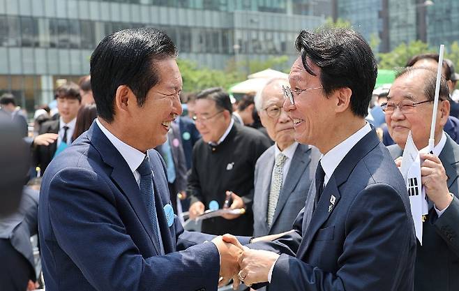 김민석 국무총리와 더불어민주당 정청래 대표가 10일 오전 서울 종로구 광화문광장에서 열린 제100주년  6ㆍ10 만세운동 기념식이 끝난 뒤 대화하고 있다. 연합뉴스