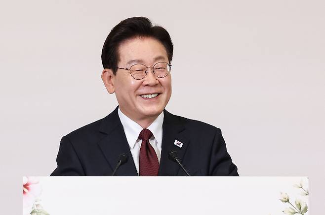 이재명 대통령이 15일(현지시간) 로마 한 호텔에서 열린 동포 간담회에서 격려사를 하고 있다. 연합뉴스