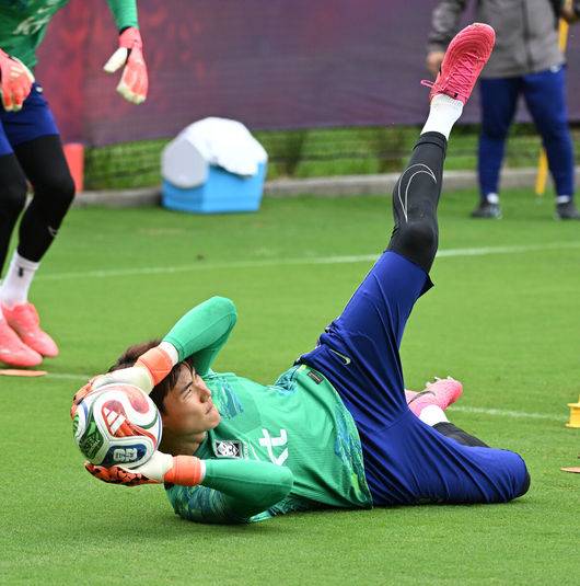 [OSEN=사포판(멕시코), 이대선 기자] 홍명보 감독이 이끄는 대한민국 축구국가대표팀이 15일(한국시각) 멕시코 과달라하라 인근 사포판의 치바스 베르데 바예에서 훈련을 진행했다.대표팀은 전날 A조 1차전에서 체코를 상대로 2-1 역전승을 거뒀다. 남아프리카공화국을 2-0으로 제압한 개최국 멕시코에 이은 조&nbsp;2위다.대한민국 송범근이 훈련을 하고 있다. 2026.06.15 /sunday@osen.co.kr