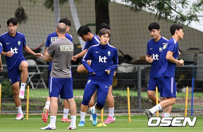 [OSEN=사포판(멕시코), 이대선 기자] 홍명보 감독이 이끄는 대한민국 축구국가대표팀이 15일(한국시각) 멕시코 과달라하라 인근 사포판의 치바스 베르데 바예에서 훈련을 진행했다.대표팀은 전날 A조 1차전에서 체코를 상대로 2-1 역전승을 거뒀다. 남아프리카공화국을 2-0으로 제압한 개최국 멕시코에 이은 조&nbsp;2위다.대한민국 이강인이 훈련을 하고 있다. 2026.06.15 /sunday@osen.co.kr