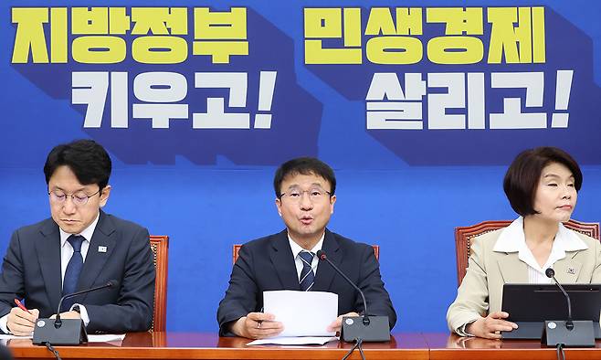 더불어민주당 한병도 원내대표가 16일 서울 여의도 국회에서 열린 원내대책회의에서 발언하고 있다. 허정호 선임기자