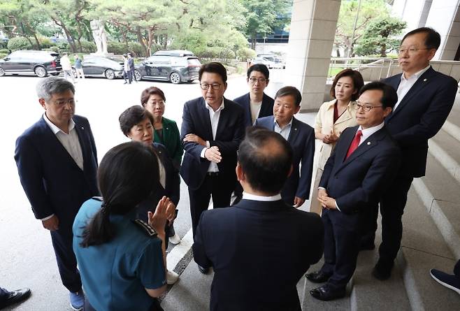 국민의힘, 서울경찰청 항의 방문 - 국민의힘 신동욱 의원을 비롯한 의원들이 16일 서울 종로구 서울경찰청에서 6·3 지방선거 ‘투표용지 부족 사태’ 항의 시위 관련 발언에 대해 사과를 요구하며 박정보 서울경찰청장과 면담을 요구하고 있다. 뉴시스