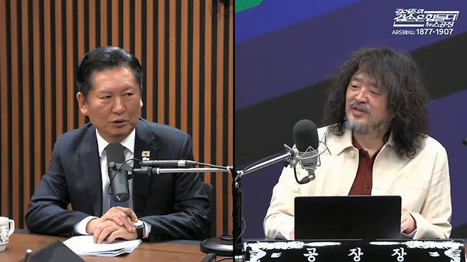 정청래 더불어민주당 대표(왼쪽)가 3월18일 김어준씨 방송 《김어준의 겸손은 힘들다 뉴스공장》에 출연해 당의 검찰 개혁안 논의 과정을 설명하고 있다. ⓒ유튜브 캡쳐