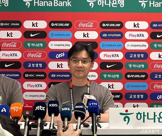 한덕현 중앙대 정신의학과 교수 겸 대표팀 멘탈 코치가 16일(한국시간) 멕시코 할리스코주 사포판의 치바스 베르데 바예에서 업무를 브리핑하고 있다. 사포판｜백현기 기자 hkbaek@donga.com