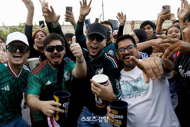 15일(현지 시간) 멕시코 과달라하라 플라자 광장에 마련된 2026 북중미 월드컵 FIFA 팬페스티벌 무대에서 자원봉사자들과 관광객들이 DJ공연을 즐기고 있다. 2026.06.15 멕시코 과달라하라 | 문재원 기자