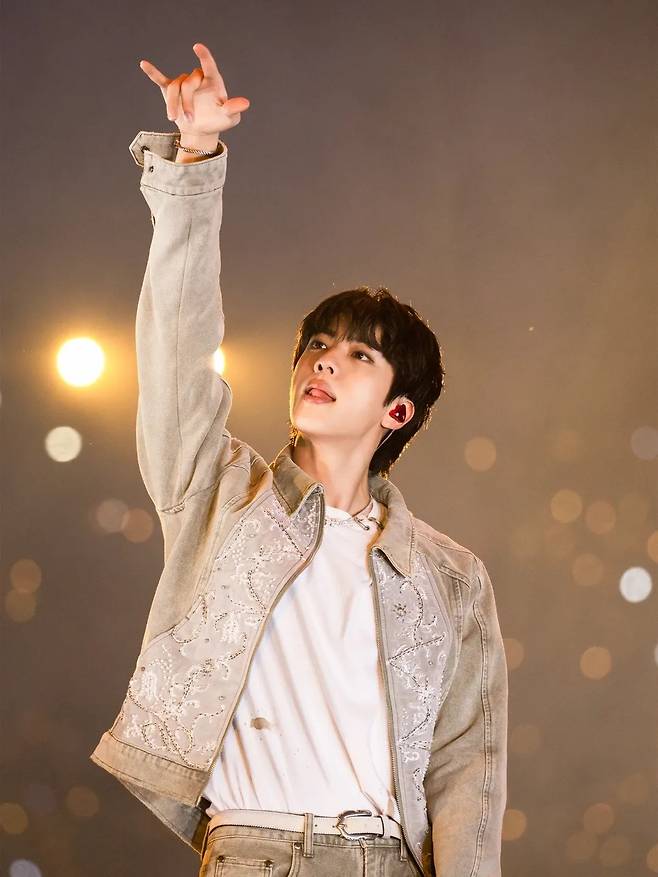 완벽한 라이브, 빛나는 외모! '美의 남신' 방탄소년단 진, 부산 콘서트 비하인드 공개..설렘 UP