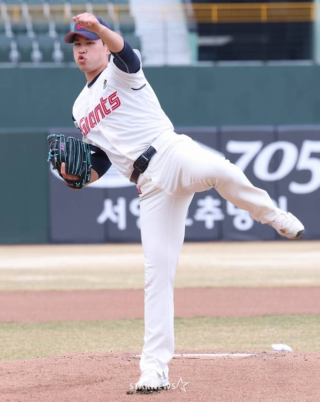 2026 신한 SOL Bank KBO리그 시범경기 롯데 자이언츠 대 KT 위즈 경기가 12일 부산 사직야구장에서 열렸다. 롯데 선발 김진욱이 역투하고 있다. /사진=김진경 대기자