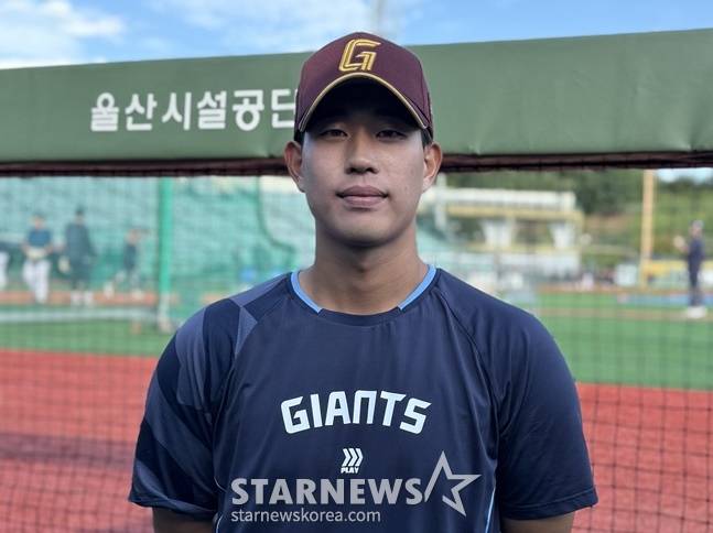 롯데 박건우가 지난 시즌 스타뉴스와 만나 인터뷰를 하고 있다. /사진=스타뉴스