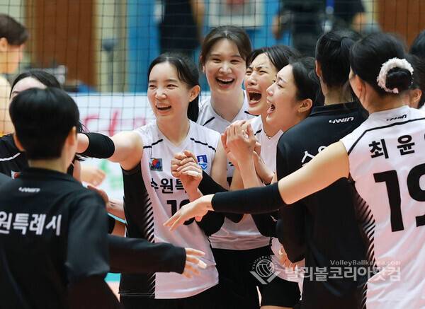 수원시청 여자부 우승, 선수들 환호.(사진=김경수 기자/ 2026.6.16)