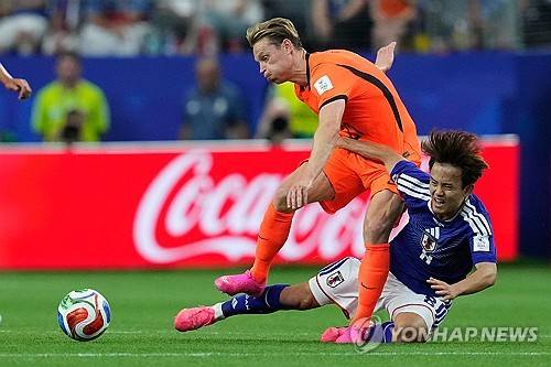 일본 축구대표팀 에이스 구보 다케후사를 둘러싼 부상 우려가 커지고 있다. 일본은 2026 국제축구연맹(FIFA) 북중미 월드컵 첫 경기에서 강호 네덜란드를 상대로 승점 1점을 따냈다. 그러나 기쁨은 오래가지 못했다. 구보는 경기 후 스태프의 부축을 받았고, 휠체어를 탄 채 경기장을 떠났다. 연합뉴스