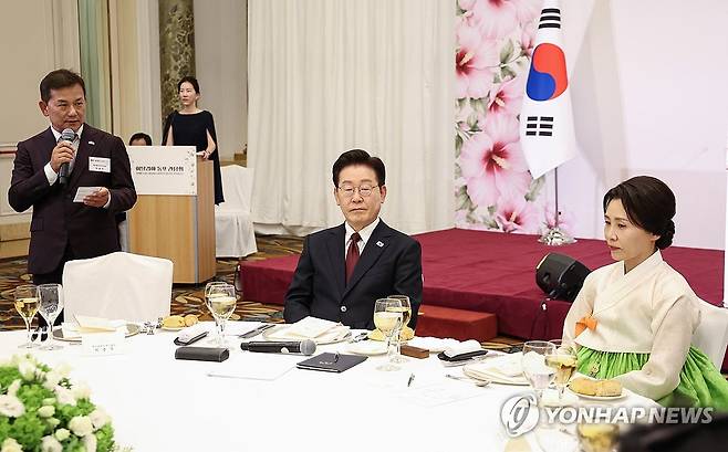 이재명 대통령, 이탈리아 동포 간담회 참석 (로마=연합뉴스) 한상균 기자 = 이재명 대통령이 15일(현지시간) 로마 한 호텔에서 열린 동포 간담회에서 박용주 한인회장의 환영사를 듣고 있다. 2026.6.15 xyz@yna.co.kr