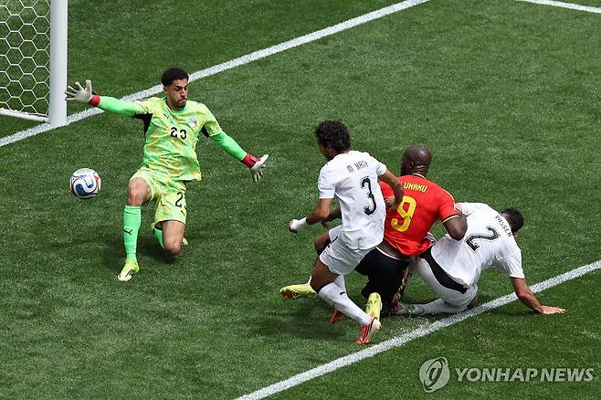 수비수 두 명과 몸싸움 이겨내는 벨기에 루카쿠(등번호 9번) [AP=연합뉴스]