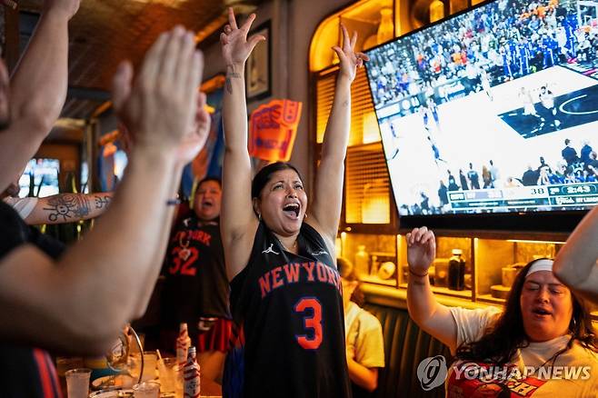 지난 13일(현지시간) 미국 뉴욕 맨해튼의 한 바에서 미국프로농구(NBA) 뉴욕 닉스를 응원하는 팬들  [로이터=연합뉴스]