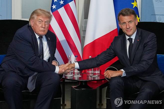 G7 정상회의에서 양자 회담하는 트럼프와 마크롱 대통령 [EOA=연합뉴스. 재판매 및 DB 금지]