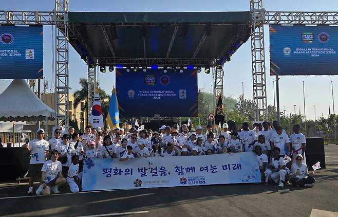 르완다 키갈리서 열린 평화통일 기원 행사 참석자들 [민주평화통일자문회의 아프리카협의회 르완다분회 제공. 재판매 및 DB 금지]