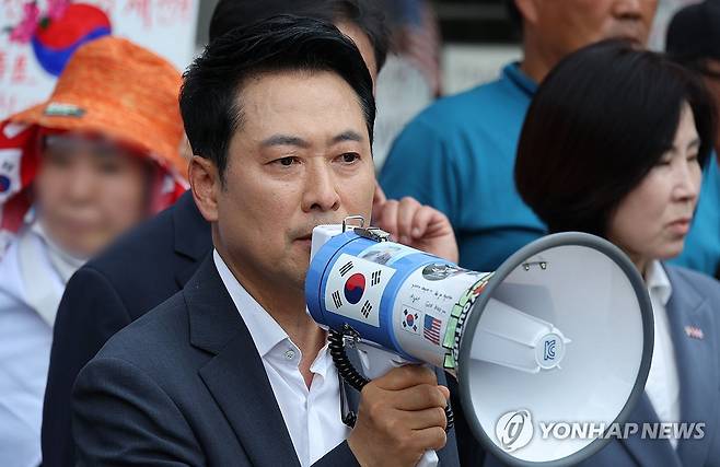 발언하는 국민의힘 장동혁 대표 (서울=연합뉴스) 서대연 기자 = 6·3 지방선거 투표용지 부족 사태로 시작한 서울 송파구 올림픽공원 핸드볼경기장 일대 '개표소 봉쇄 시위'가 이어지는 가운데 16일 국민의힘 장동혁 대표가 핸드볼경기장 진입 결정을 집회 참가자들에게 알리고 있다. 2026.6.16 [공동취재] dwise@yna.co.kr