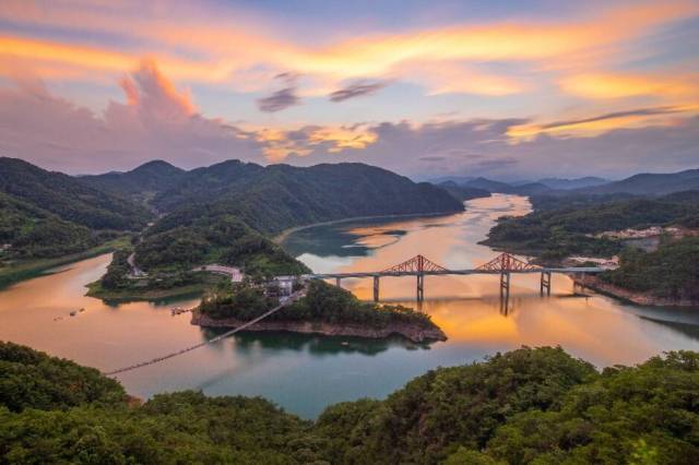 제천 청풍호와 옥순봉 출렁다리 전경.제천시 제공