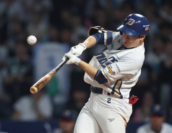 NC 다이노스 박민우가 17일 창원NC파크에서 열린 2026 KBO 프로야구 한화 이글스와 경기에서 안타를 치고 있다. /연합뉴스