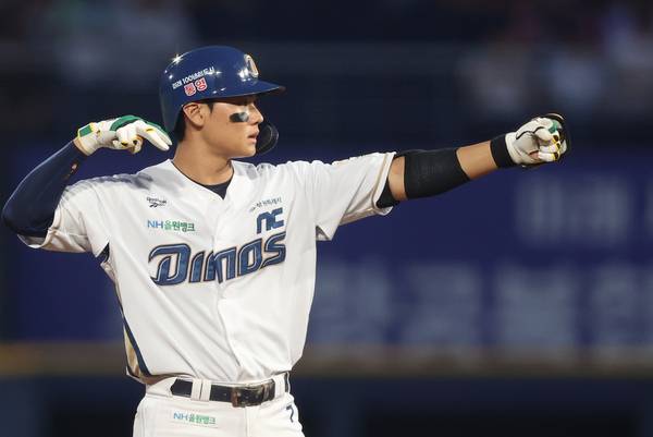 NC 다이노스 김주원이 17일 창원NC파크에서 열린 2026 KBO 프로야구 한화 이글스와 경기에서 안타를 친 뒤 세레모니를 하고 있다. /연합뉴스