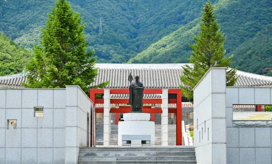 사명대사 유적지 추모의 광장에 있는 사명대사 동상.