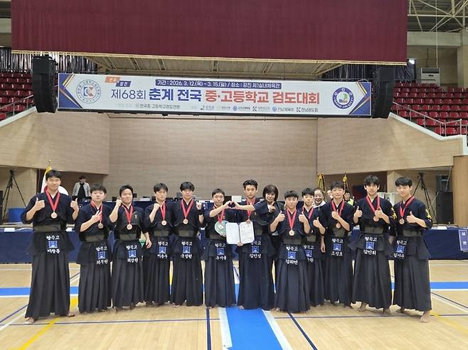 ▲ 구미 형곡고등학교 검도부 선수들이 전국 중·고등학교 검도대회에 출전해 단체 기념촬영을 하고 있다. 구미시