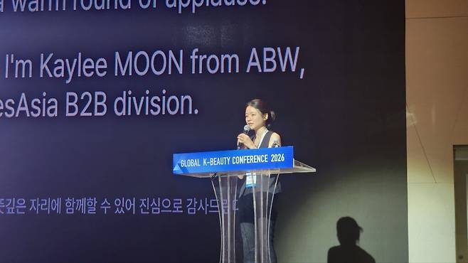 문 이사는 예스스타일의 월간 이용자가 약 1800만명에 달하고, 월 매출은 500억원대 규모라고 밝혔다. 인스타그램 170만명, 틱톡 100만명, 유튜브 7만명 이상 팔로워를 기반으로 신생 브랜드도 단기간에 글로벌 소비자에게 노출될 수 있다는 설명이다. (사진=테크42)
