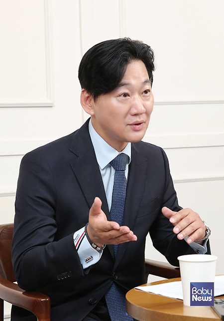 서정환 한국산후관리협회 회장은 소장섭 베이비뉴스 편집국장과 진행한 데스크가 만난 사람 인터뷰에서 "산모·신생아 건강관리사업 본인부담금에 대한 부가가치세 과세가 현실화됐다면 영세한 제공기관들의 경영난이 심화되고 결국 그 부담이 산모들에게 전가됐을 것"이라며 "서비스 품질 저하로까지 이어질 수 있었던 만큼 반드시 바로잡아야 할 문제였다"고 말했다. 이효상 기자 ⓒ베이비뉴스