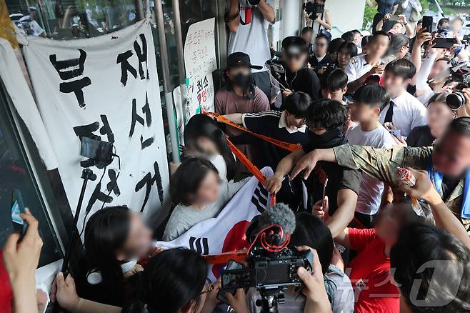 6·3 지방선거 투표용지 부족 사태로 시작한 서울 송파구 올림픽공원 핸드볼경기장 일대 ‘개표소 봉쇄 시위’가 이어지는 16일 한 시민이 대한체육회 관계자들의 핸드볼경기장 진입을 막고있다.(공동취재) 2026.6.16 ⓒ 뉴스1 김도우 기자