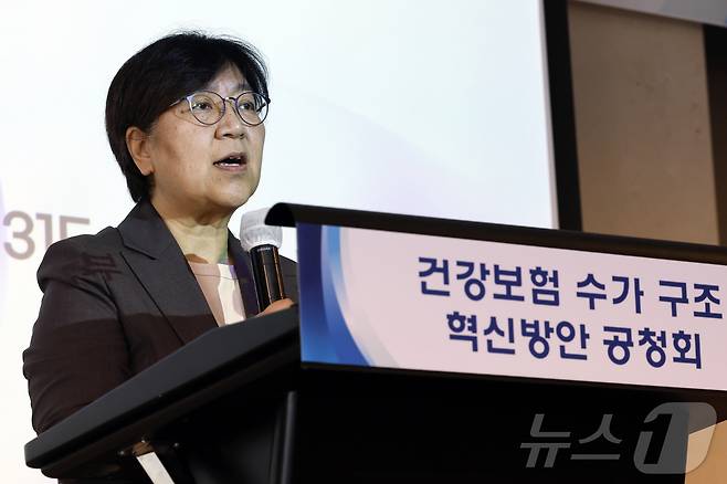정은경 보건복지부 장관이 17일 오전 서울시 중구 을지로 프레지던트호텔 슈벨트홀에서 열린 건강보험 수가 구조 혁신방안 공청회에서 축사를 하고 있다. 2026.6.17 ⓒ 뉴스1 박정호 기자