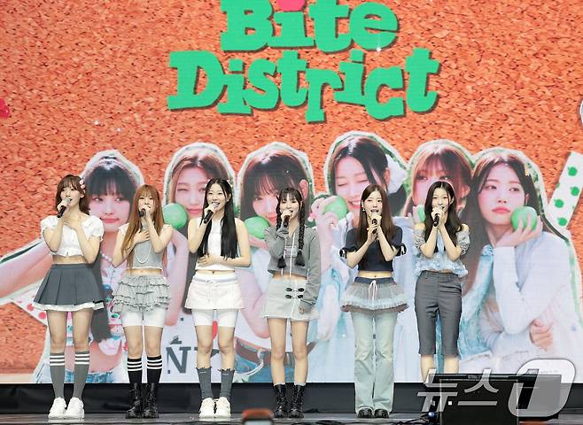 그룹 유스피어(USPEER)의 소이(왼쪽부터)와 채나, 다온, 시안, 서유, 로아가 17일 서울 영등포구 명화라이브홀에서 열린 첫 번째 미니앨범 '바이트 디스트릭트(BITE DISTRICT)' 발매 쇼케이스에서 인사를 하고 있다. 2026.6.17 ⓒ 뉴스1 권현진 기자