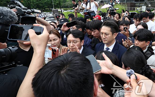 임오경, 전용기, 천준호 더불어민주당 의원이 17일 서울 송파구 올림픽공원 핸드볼경기장 앞에서 투표용지 부족 사태를 규탄하는 시민들에게 항의를 받으며 이동하고 있다. 2026.6.17 ⓒ 뉴스1 김도우 기자