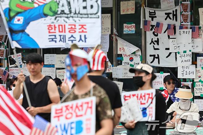 제9회 전국동시지방선거 투표용지 부족 사태를 규탄하는 개표소 봉쇄 시위가 계속된 17일 서울 송파구 올림픽공원 핸드볼경기장 앞에서 시민들이 재선거 등을 요구하고 있다. 2026.6.17 ⓒ 뉴스1 김도우 기자