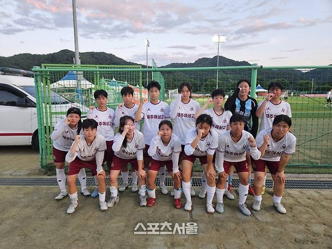 제주여상은 16일 경남 합천군민체육공원에서 열린 ‘2026 스포츠케이션 명품도시 합천에서 펼쳐지는 제34회 여왕기 전국여자축구대회’ 고등부 4조 전남광양여고와 경기 후 포즈를 취하고 있다. 합천 | 강윤식 기자 skywalker@sportsseoul.com