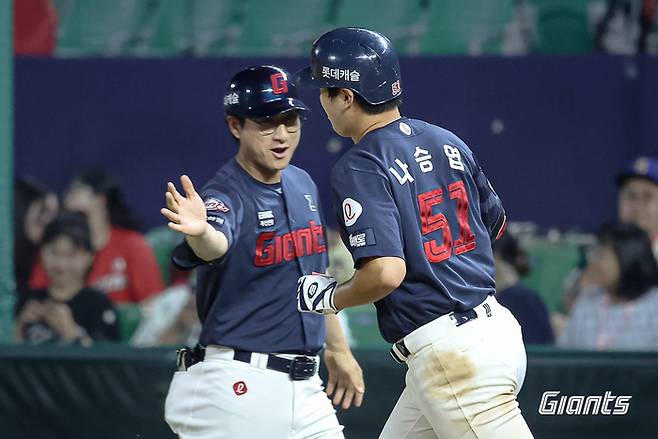 롯데 나승엽(왼쪽)이 16일 인천SSG랜더스필드에서 열린 2026 KBO리그 SSG전에서 솔로 홈런을 쏘아 올린 뒤 코치와 하이파이브를 하고 있다. 사진 | 롯데 자이언츠