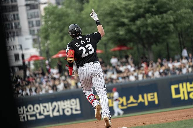 KIA 오스틴이 16일 광주-기아 챔피언스 필드에서 열린 2026 KBO리그 정규시즌 KIA와 경기에서 1회초 선제 솔로포를 때린 후 베이스를 돌고 있다. 시즌 20번째 홈런이다. 4시즌 연속 20홈런을 달성했다. 사진 | LG 트윈스