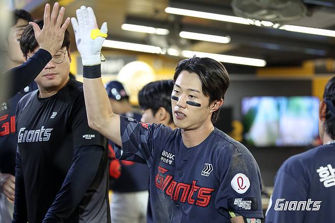 롯데 전민재가 17일 인천SSG랜더스필드에서 열린 2026 KBO리그 SSG전에서 역전 투런  홈런을 터뜨린 뒤 더그아웃에서 동료들과 하이파이브를 하고 있다. 사진 | 롯데 자이언츠