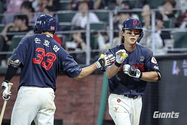 롯데 전민재(오른쪽)가 17일 인천SSG랜더스필드에서 열린 2026 KBO리그 SSG전에서 역전 투런 홈런을 터뜨린 뒤 손호영과 하이파이브를 하고 있다. 사진 | 롯데 자이언츠