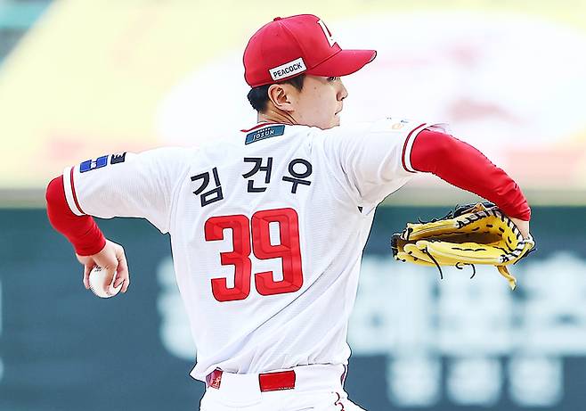 SSG 김건우가 17일 인천SSG랜더스필드에서 열린 2026 KBO리그 롯데전에 선발 등판해  역투하고 있다. 사진 | SSG 랜더스