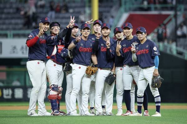 16일 롯데가 인천 SSG랜더스필드에서 열린 2026 KBO리그 정규시즌 SSG와 원정 경기에서 10-6으로 승리했다. /사진=롯데 자이언츠