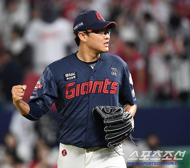 17일 인천 SSG랜더스필드에서 열린 SSG와 롯데의 경기. 6회말 투구를 마치고 주먹을 쥐어보이는 롯데 선발 박세웅. 인천=송정헌 기자songs@sportschosun.com/2026.06.17/
