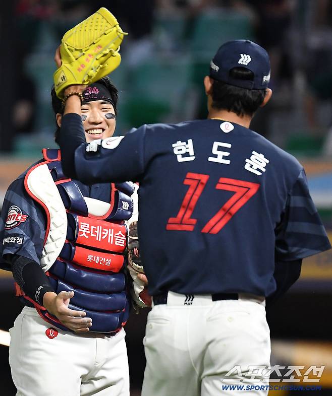 17일 인천 SSG랜더스필드에서 열린 SSG와 롯데의 경기. 7회말 1사 만루 실점 위기를 탈출한 롯데 손성빈, 현도훈. 인천=송정헌 기자songs@sportschosun.com/2026.06.17/