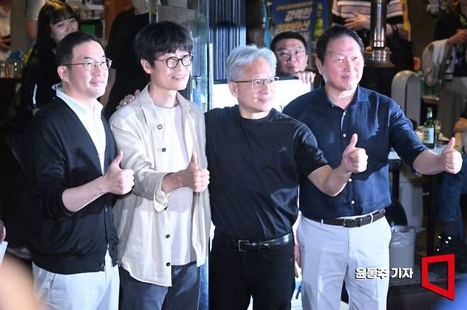 젠슨 황 엔비디아 최고경영자(CEO)가 지난 5일 서울 마포구 서교동의 한 고깃집에서 최태원 SK회장, 구광모 LG회장, 이해진 네이버 의장과 삼겹살 회동을 마친 후 기념촬영을 하고 있다. 2026.06.05 윤동주 기자